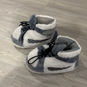 Cozy sneaker slipper in Gray and White
